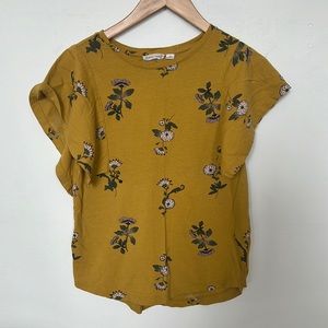 Yellow flower top. Flutter sleeves